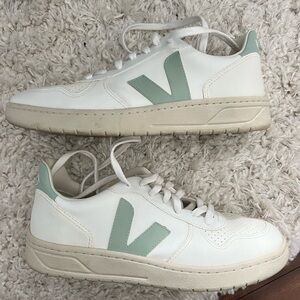 Veja V10 Sneakers